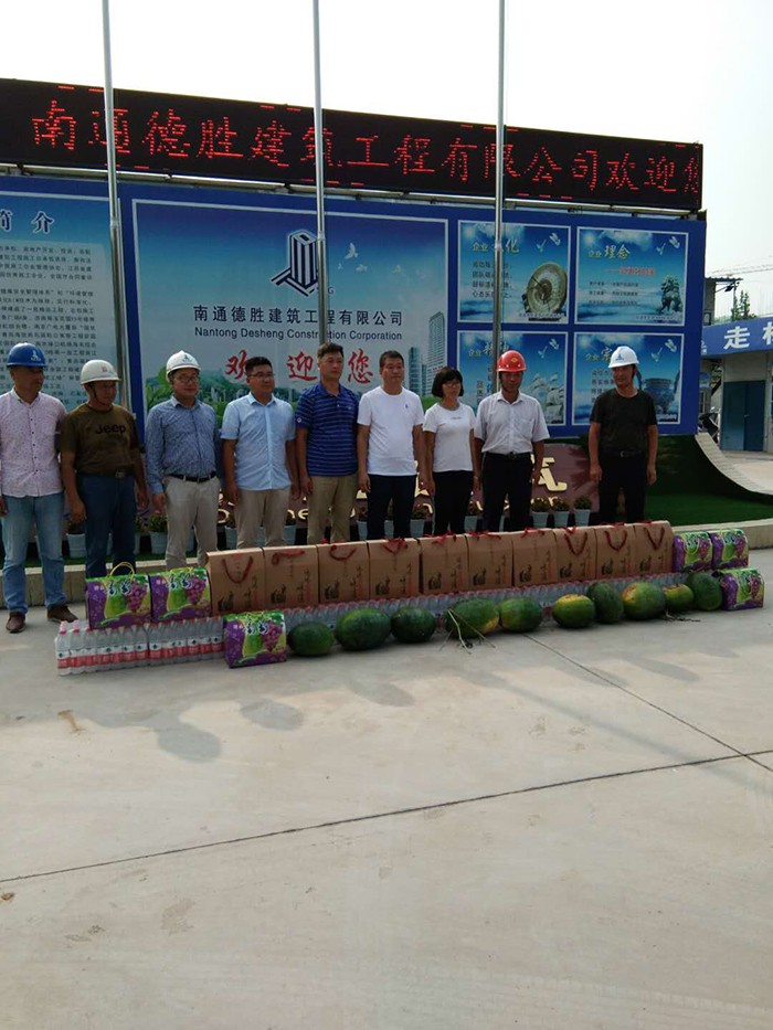 温泉镇党政领导为施工一线员工送清凉
